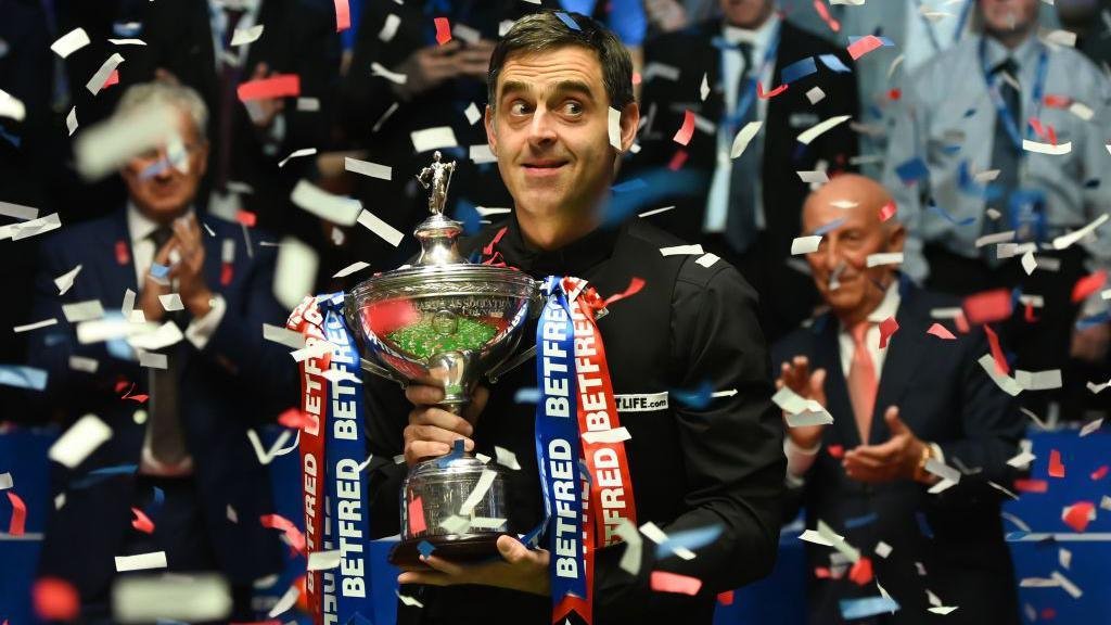 Ronnie O'Sullivan with the world trophy in 2022