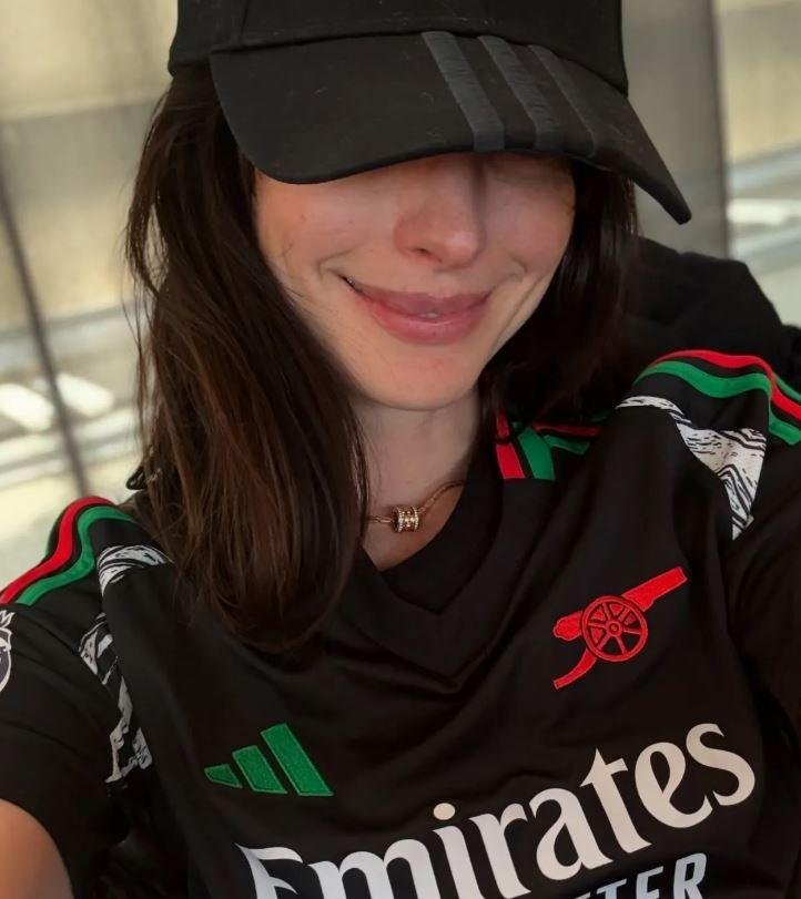 Anne Hathaway wearing an Arsenal shirt