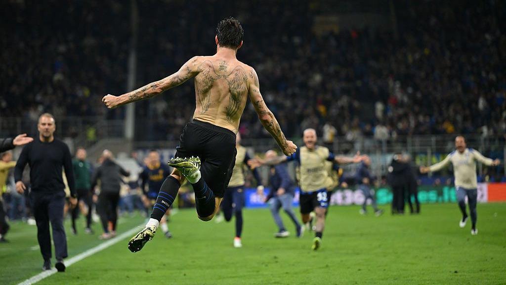 Acerbi celebrates his 93rd-minute equaliser against Barcelona