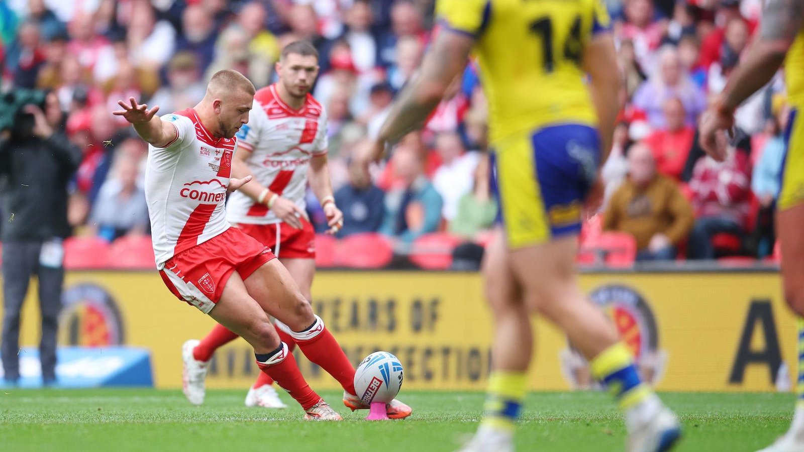 Mikey Lewis kicks for Hull KR